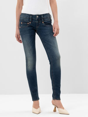 Damen Skinny Jeans in Dunkelblau von JeanZone, kombiniert mit beigen Pumps, moderne Streetwear