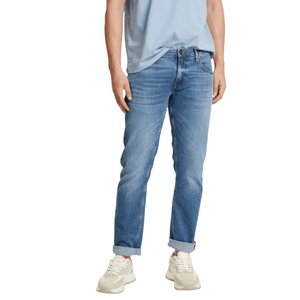 Herren Jeans in Blau im modernen Stil, getragen mit Sneakern, JeanZone Streetwear