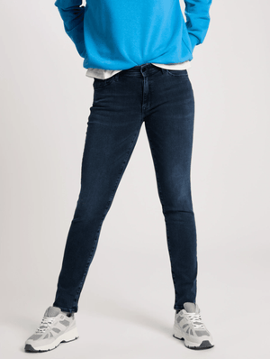 Dunkelblaue Damen Skinny Jeans und blauer Hoodie von JeanZone, modern gestylt