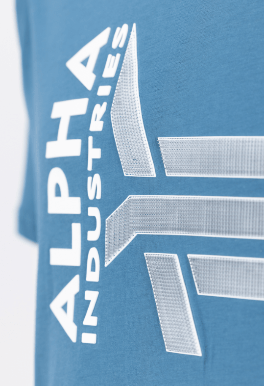 Alpha Industries Logo Rubber T in vintage marine - JeanZone