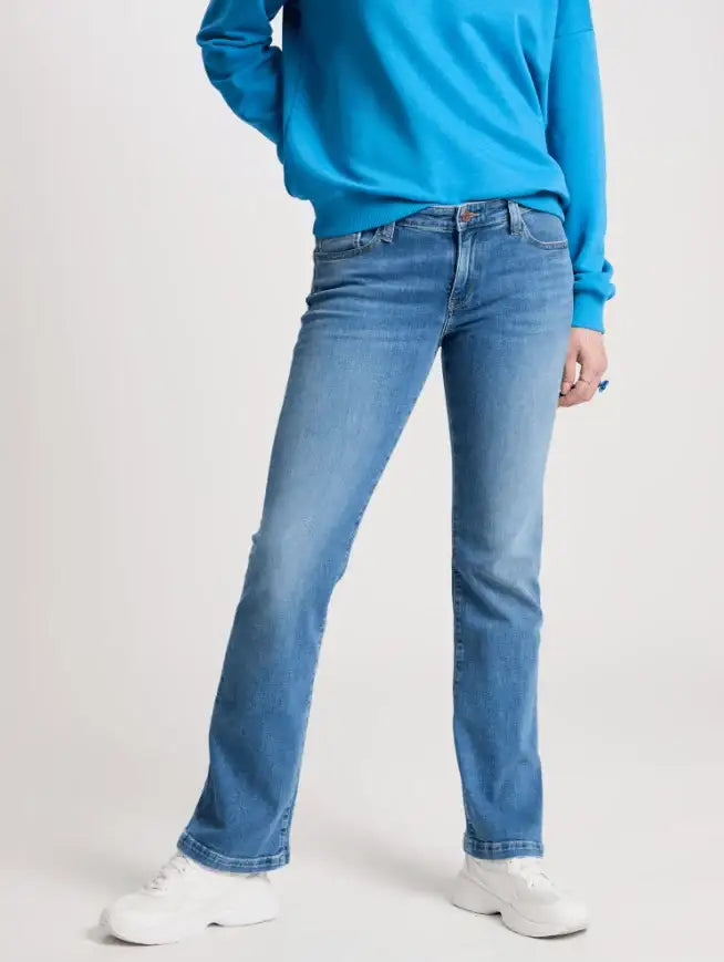 cross-damen-bootcut-jeans-lauren-h485-027-in-mid-blue-1 - JeanZone