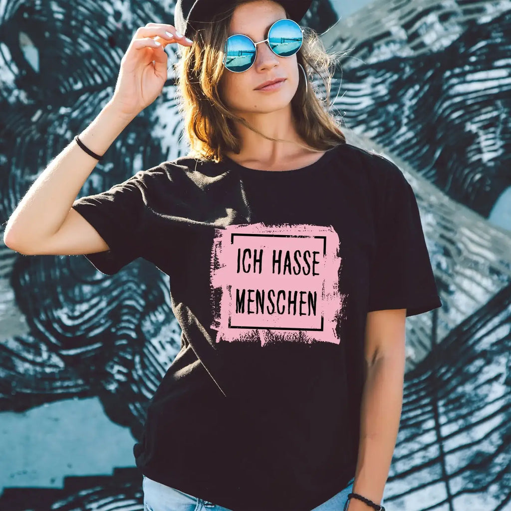gravurzeile-bedrucktes-t-shirt-fur-damen-ich-hasse-menschen-1 - JeanZone